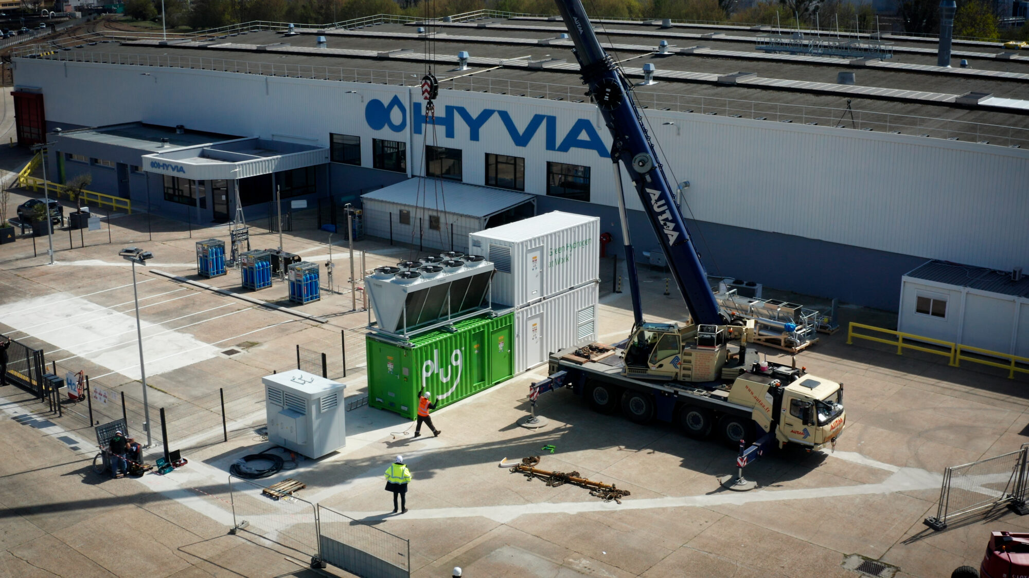 HYVIA - Installation of the first electrolyser at the Flins plant