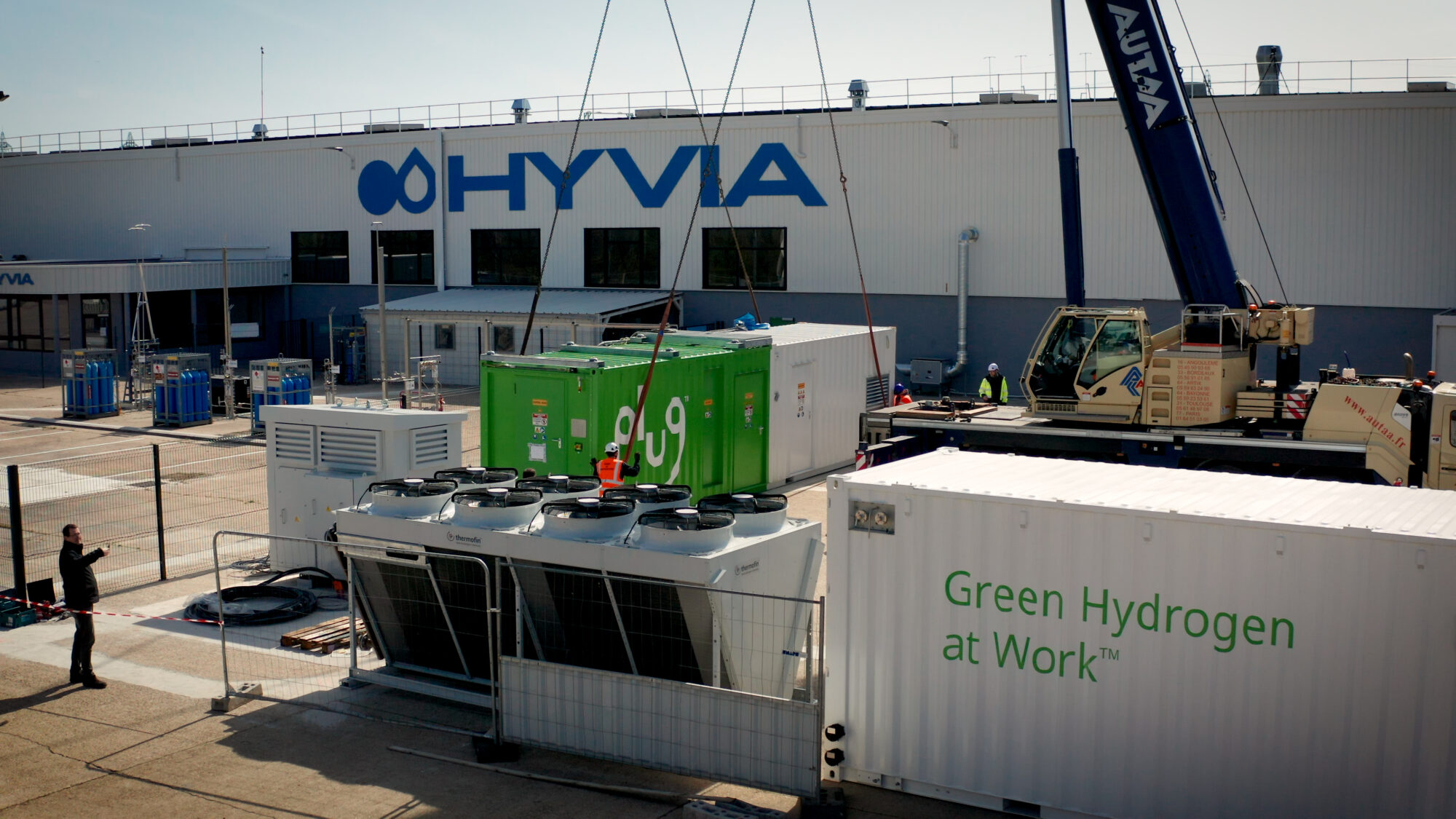 HYVIA - Installation of the first electrolyser at the Flins plant